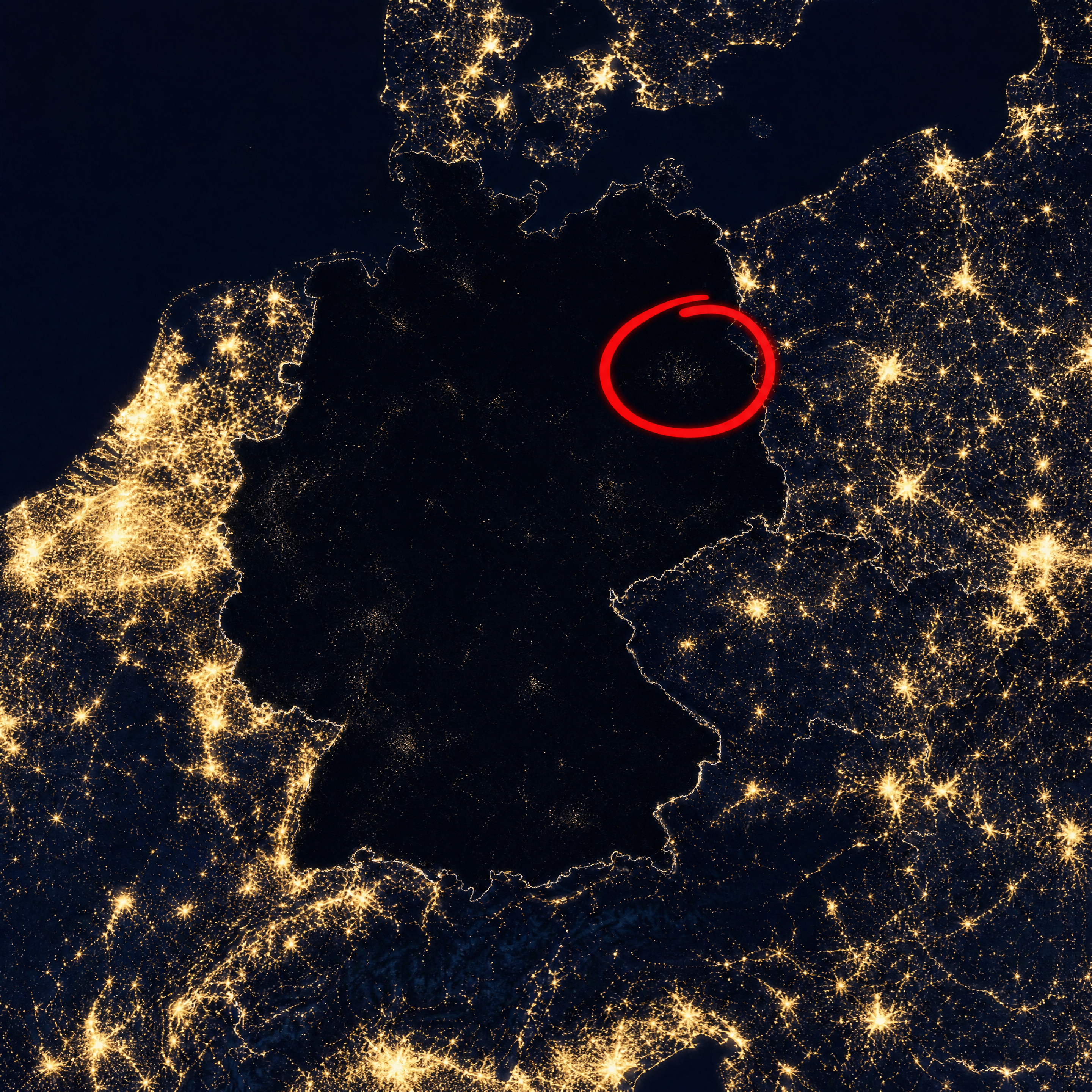 Deutschlandkarte bei Nacht mit markiertem Stromausfall-Gebiet